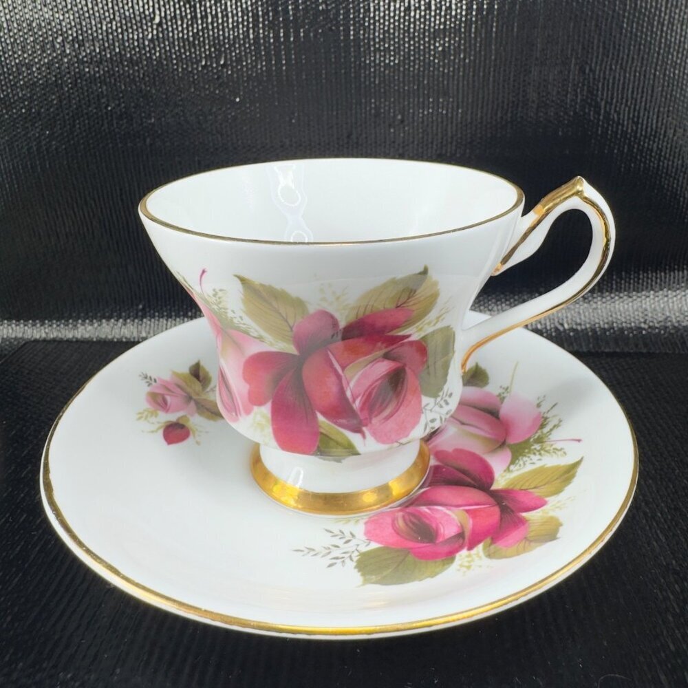 Royal‎ Windsor Fine Bone China Teacup Saucer Set Red Roses Made England Vintage